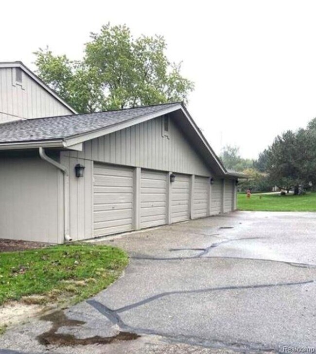 Building Photo - Beautiful Condo in Rochester Hills