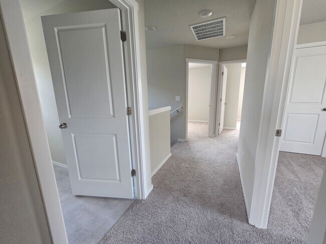 Building Photo - Stunning 4-Bedroom Pet-Friendly Home for L...