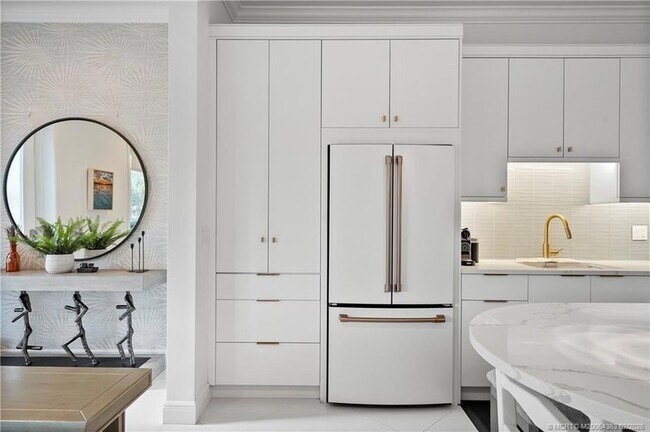 Building Photo - 521 SW Ocean Blvd