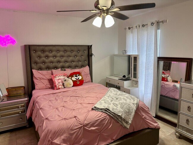 Building Photo - 981 SW McComkle Ave