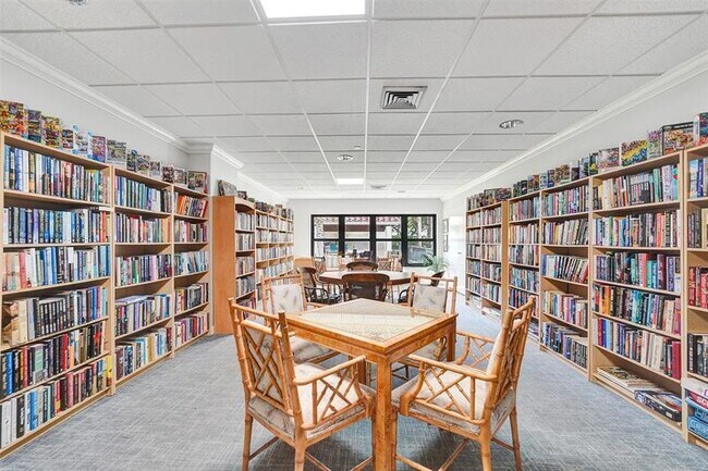 Building Photo - 3200 Port Royale Dr N