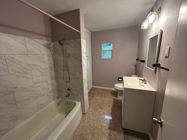 Building Photo - Cozy 3 bedroom, 1 bath for rent near downt...