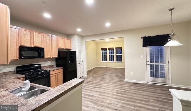 Building Photo - 920 Hopkins Cor