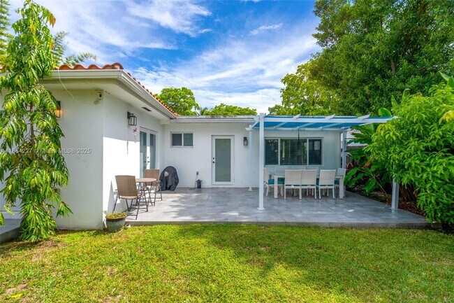 Building Photo - 1571 Normandy Dr