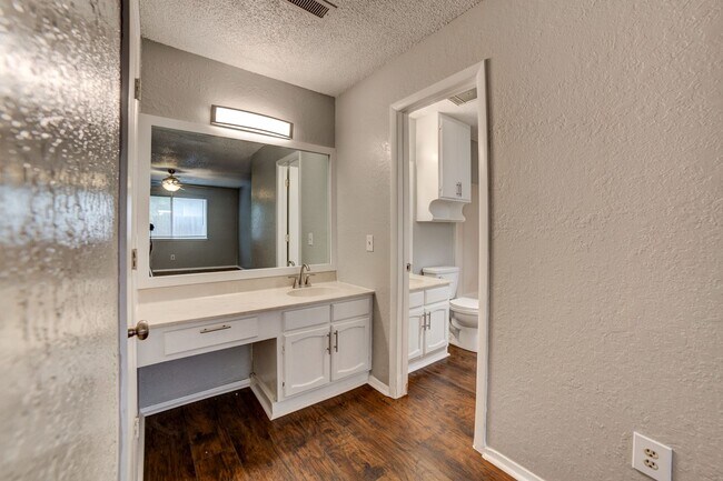 Building Photo - 2 bed/ 1 bath Located Next to Major Highways!