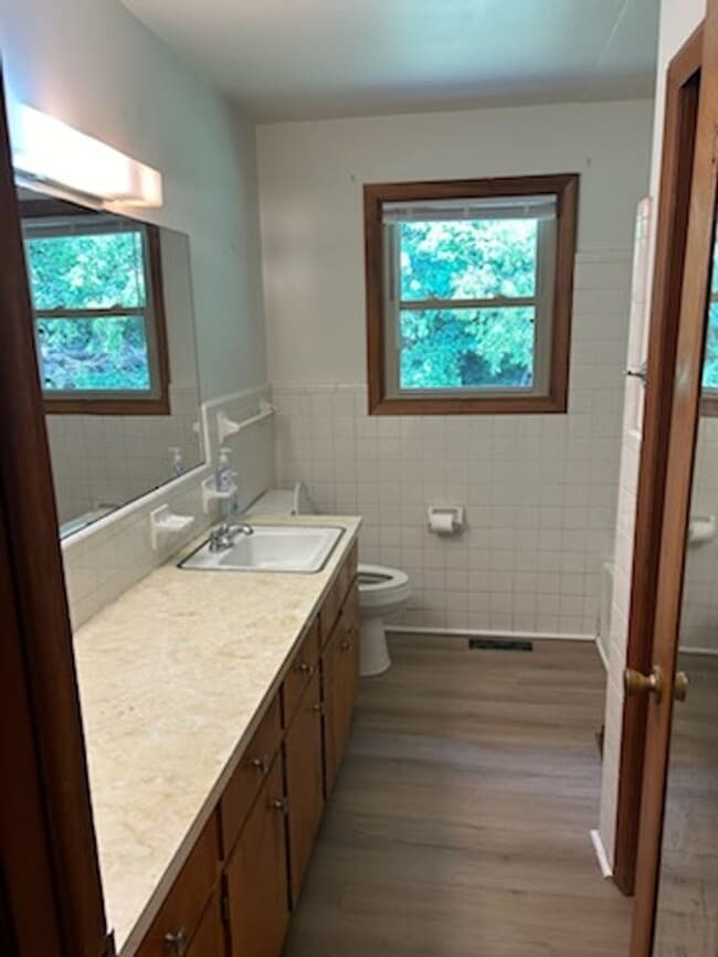 Building Photo - 3 Bedroom / 2 Bath Brick Ranch Home Kingsp...