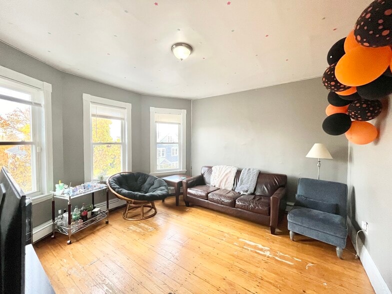 Building Photo - 168 Hillside St