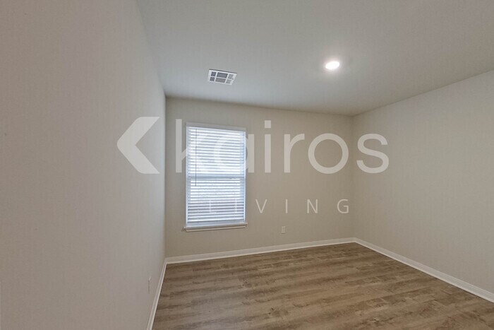 Building Photo - 301 St James Pl