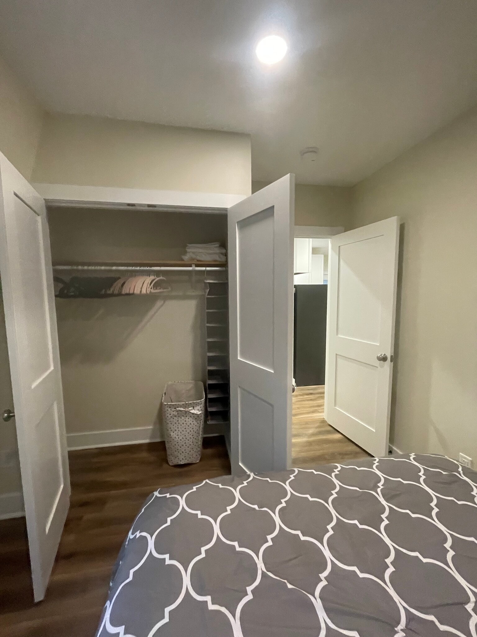 Closet BR Queen - 151 E Allen St