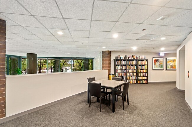 Building Photo - 440 N McClurg Ct