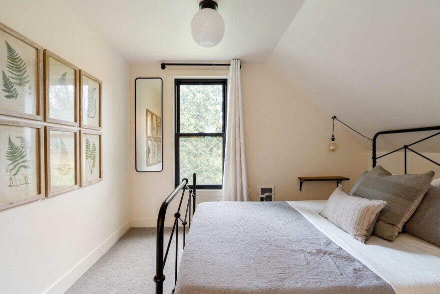 Building Photo - 3324 SE 24th Ave