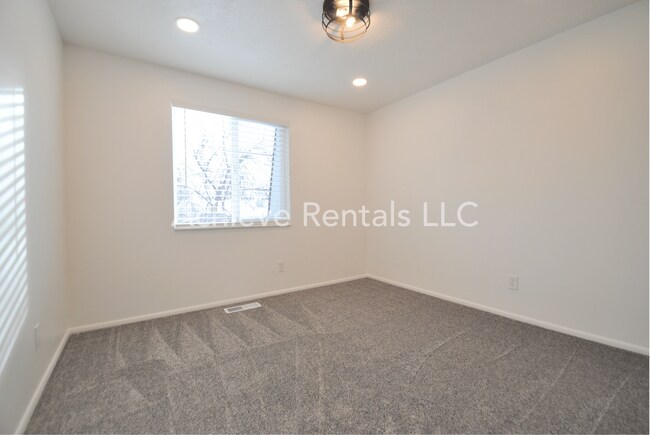 Building Photo - 941 N 350 E