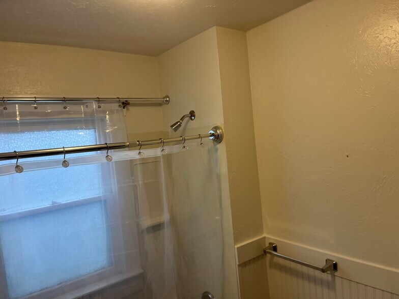 bathroom - 640 S 4th Ave