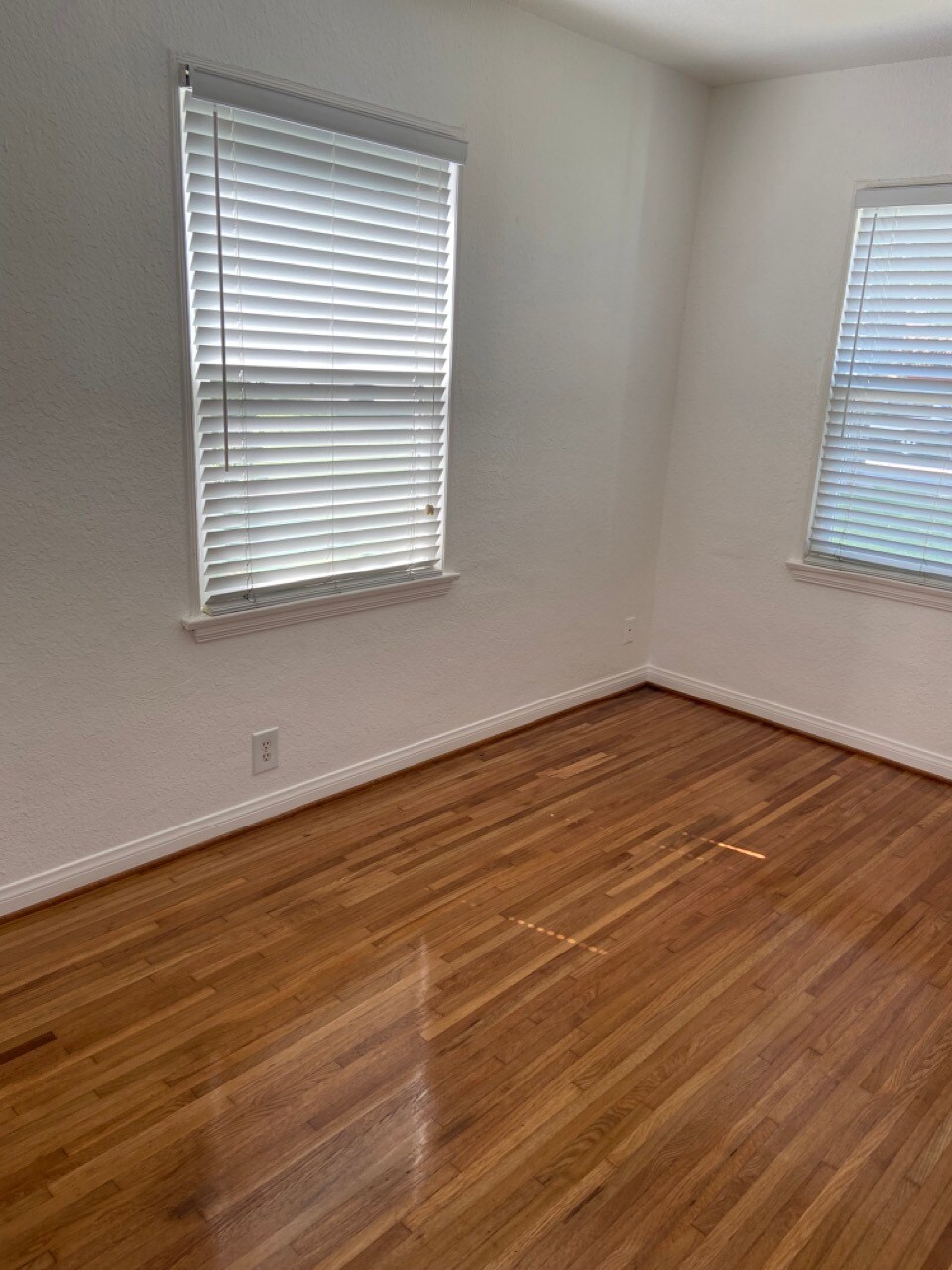 Building Photo - 404 S Juanita Ave