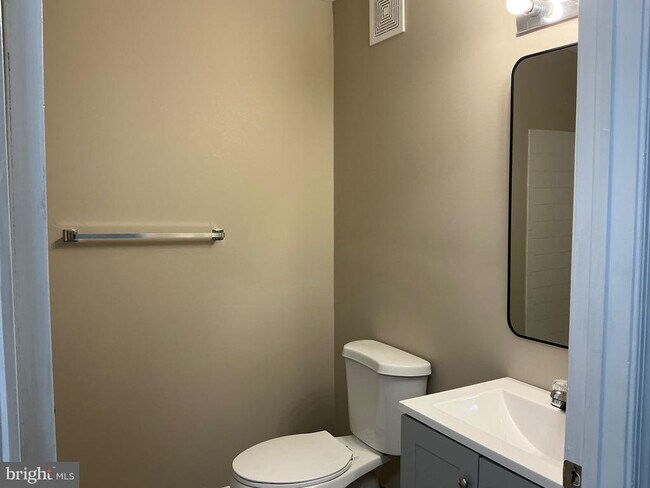 Building Photo - 8961 Town Center Cir