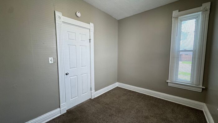 Building Photo - 566 Palmwood Ave