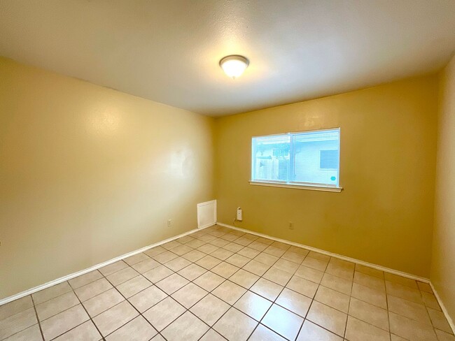 Building Photo - **APPLICATION RECEIVED** **MOVE IN SPECIAL** Charming 3-Bed, 2-Bath Home with Fenced Yard – Pet F...