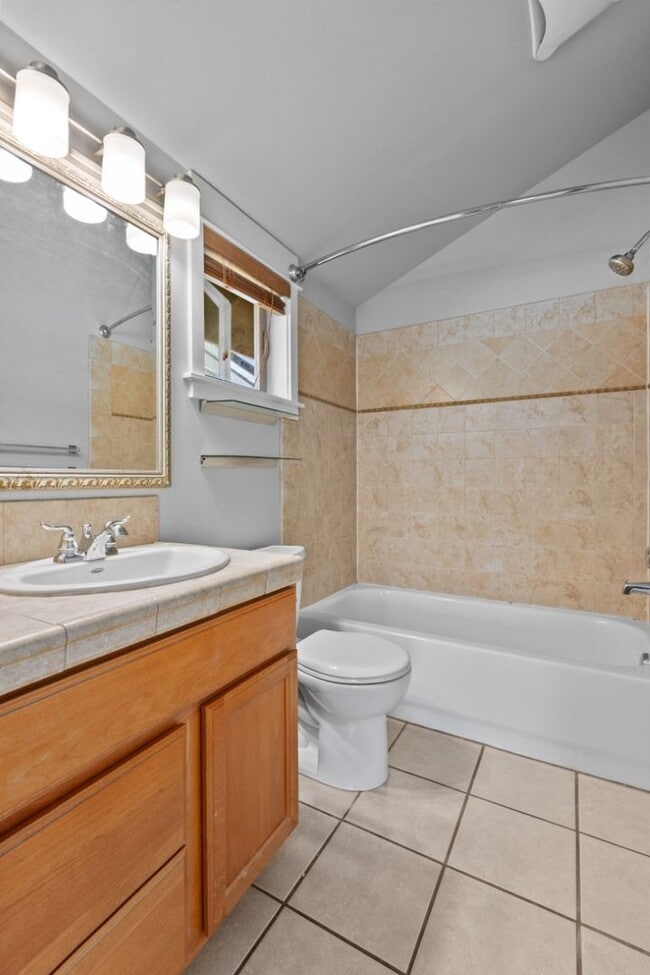 Building Photo - 2bd/1.5ba Seattle Townhouse