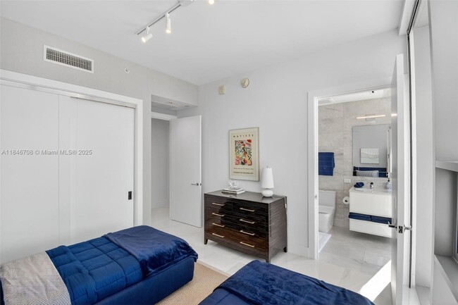 Building Photo - 18501 Collins Ave