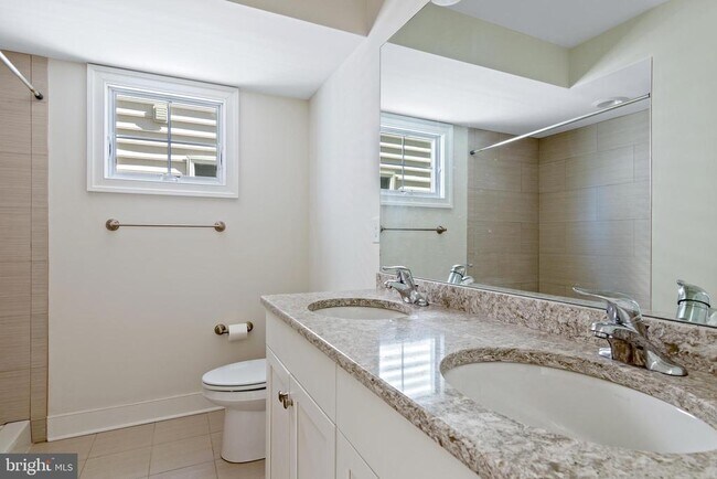 Building Photo - 626 D St