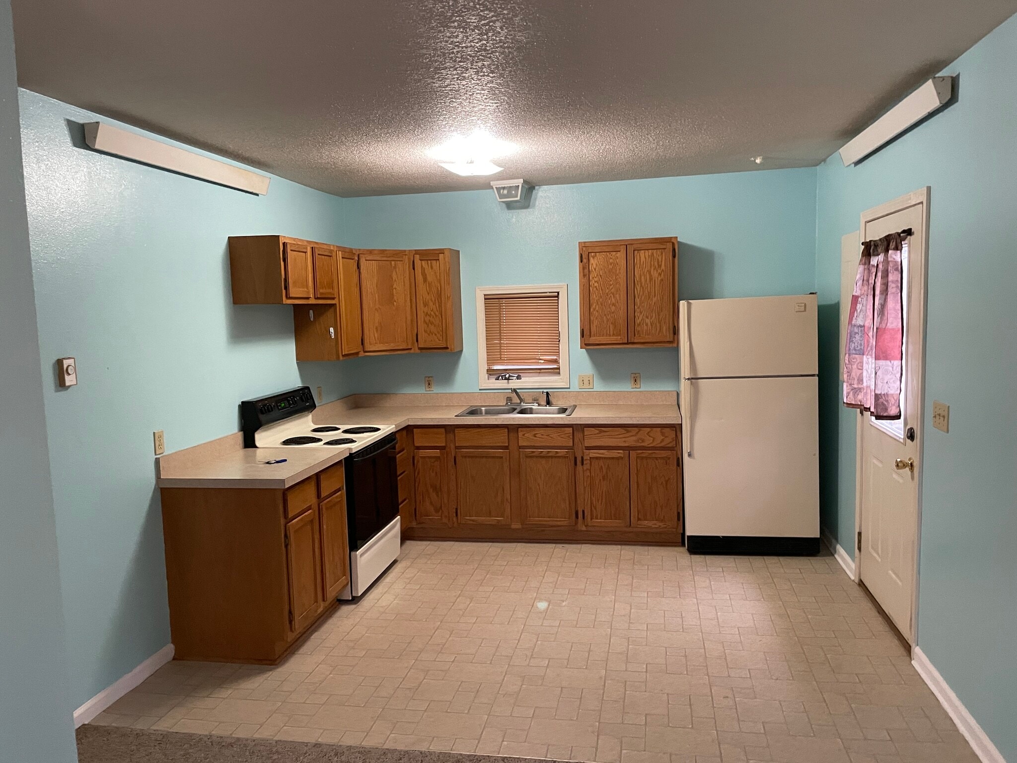 Building Photo - 602 Maple