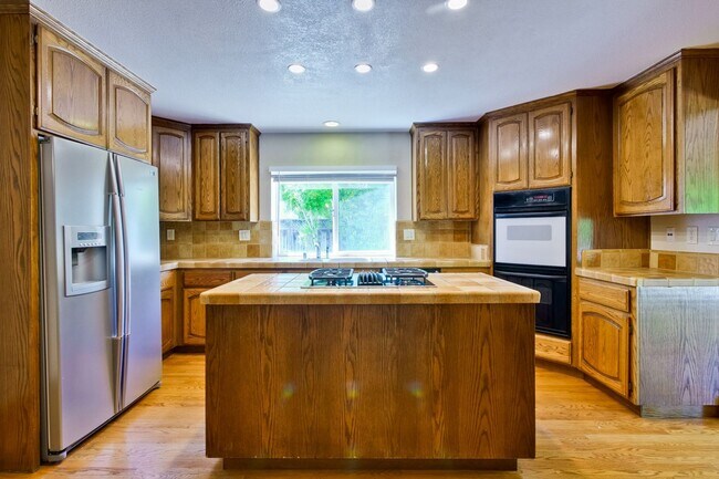 Building Photo - Spacious Home l Massive 12,525 Sq Ft Lot l...