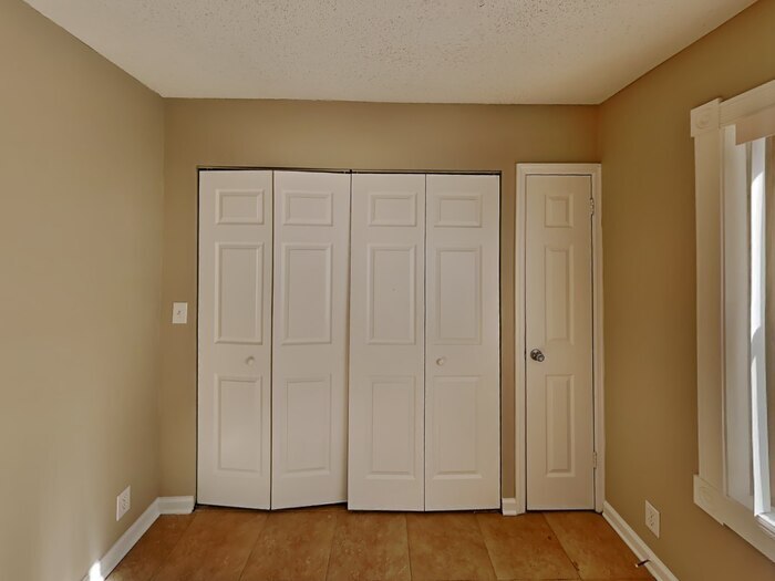 Building Photo - 950 Turtle Creek Dr S