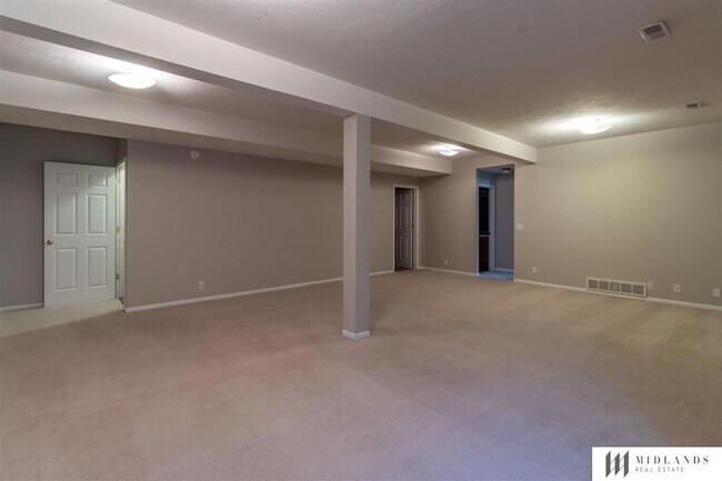 Building Photo - 1007 Woodview Dr