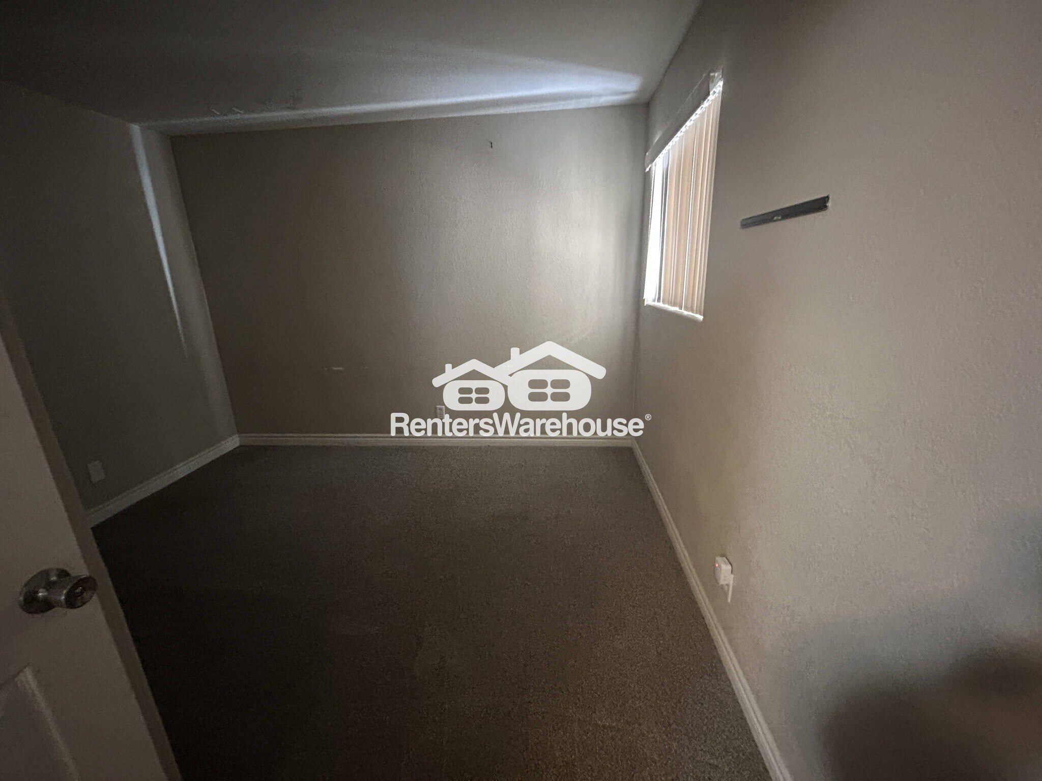 Building Photo - 970 N Sloan Ln
