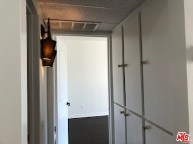 Building Photo - 622 S Barrington Ave