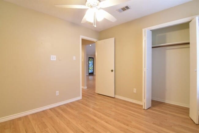 Building Photo - 8507 Grove Park Dr