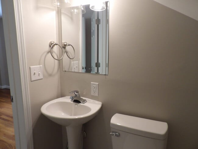 Building Photo - 286 Zandale Dr