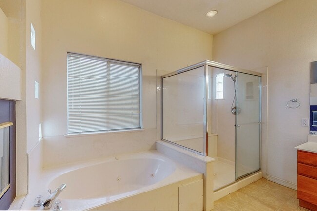 Building Photo - 2 story 4 bedroom