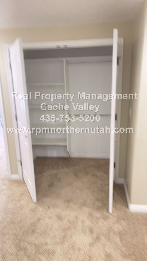 Building Photo - Beautiful 6 bedroom home available for immediate move in!