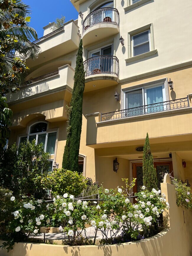 Building Photo - 1540 S Bentley Ave