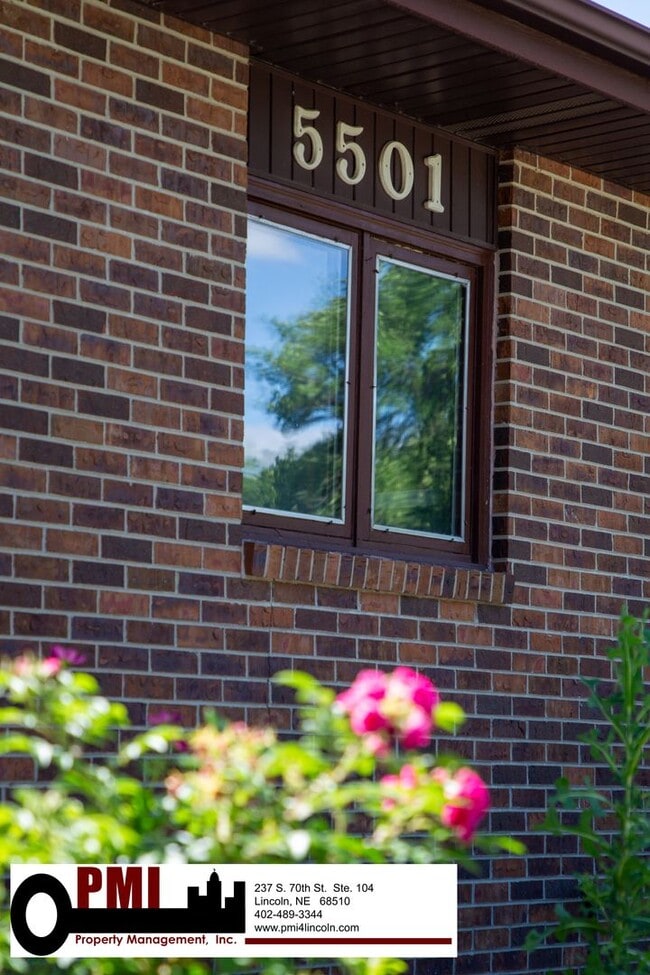 Building Photo - 3 Bedroom and 2 bathroom Colonial Hills House for rent!