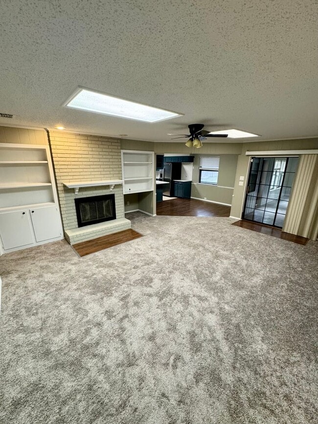 Building Photo - Golden Meadows Home!