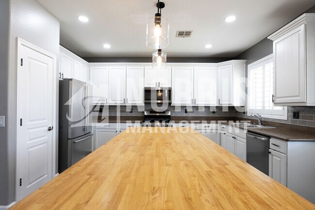 Building Photo - Beautiful Two-Story Home Located in Missio...