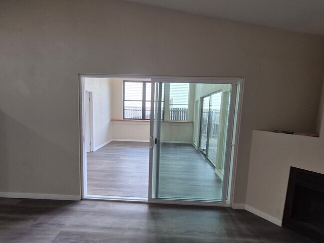 Building Photo - 4018 Sunrise Cove Dr