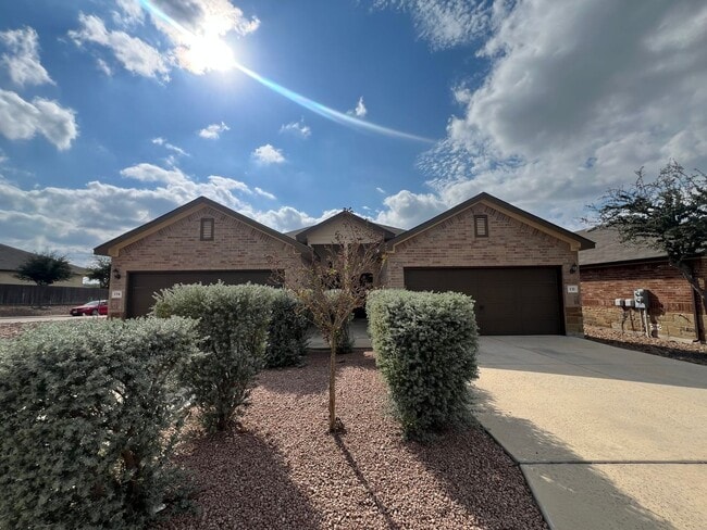 Building Photo - Luxury 3/2 duplex in NBTX