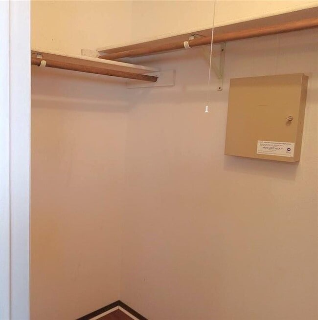 Building Photo - 910 E Meadowmere Ln