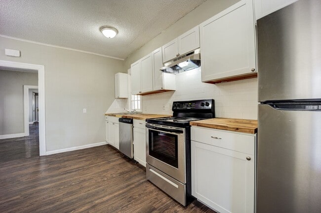 Building Photo - Freshly Updated 3 Bedroom Home