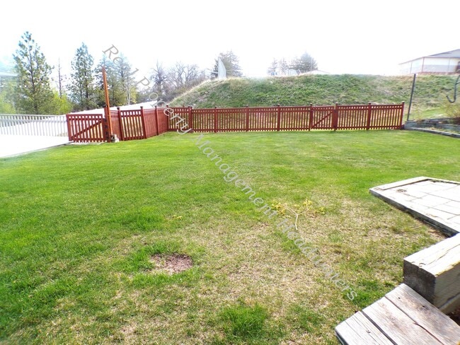 Building Photo - 5 Bedroom 2-1/2 Bath House for Rent