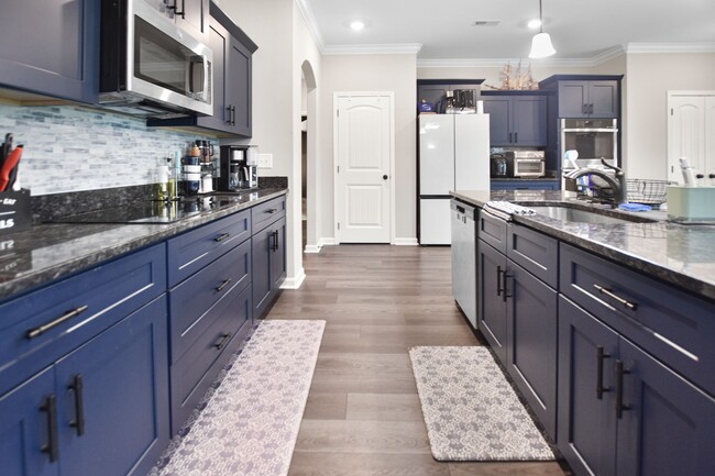 Building Photo - Pet Friendly Four Bedroom with Bonus!