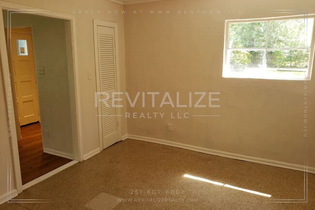 Building Photo - 2 Bedroom 2 Bathroom Duplex in Mobile!