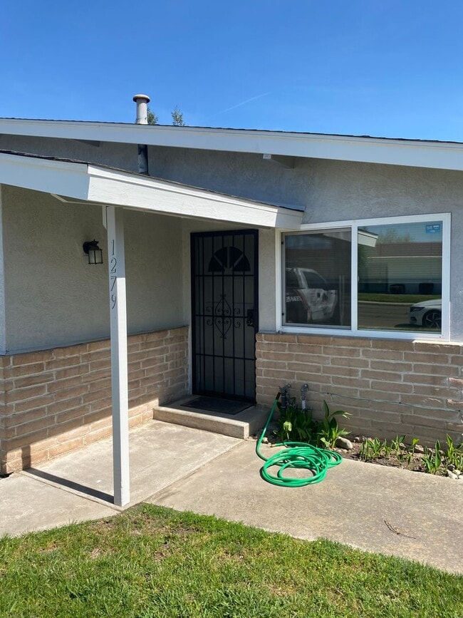 Building Photo - 2 Bedroom, 1 Bath with Garage near Hospital.