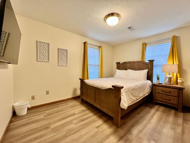 Building Photo - Lovely remodeled 2 bedroom in Middletown, ...