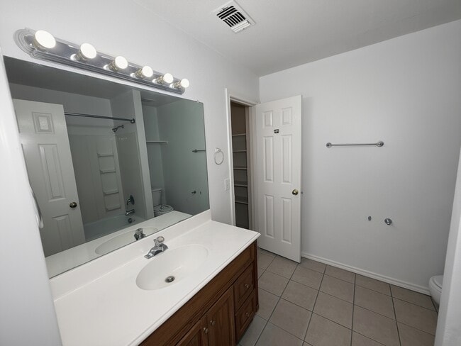 Building Photo - 919 Farmington Rd