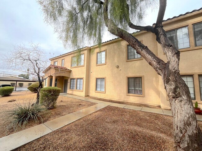 Building Photo - 2bed/2bath first floor unit in gated community