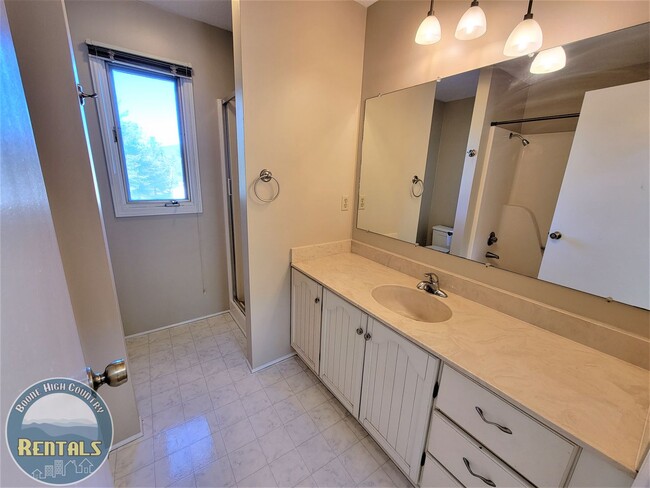 Building Photo - 1/1.5 Townhome located near Boone Golf Course!